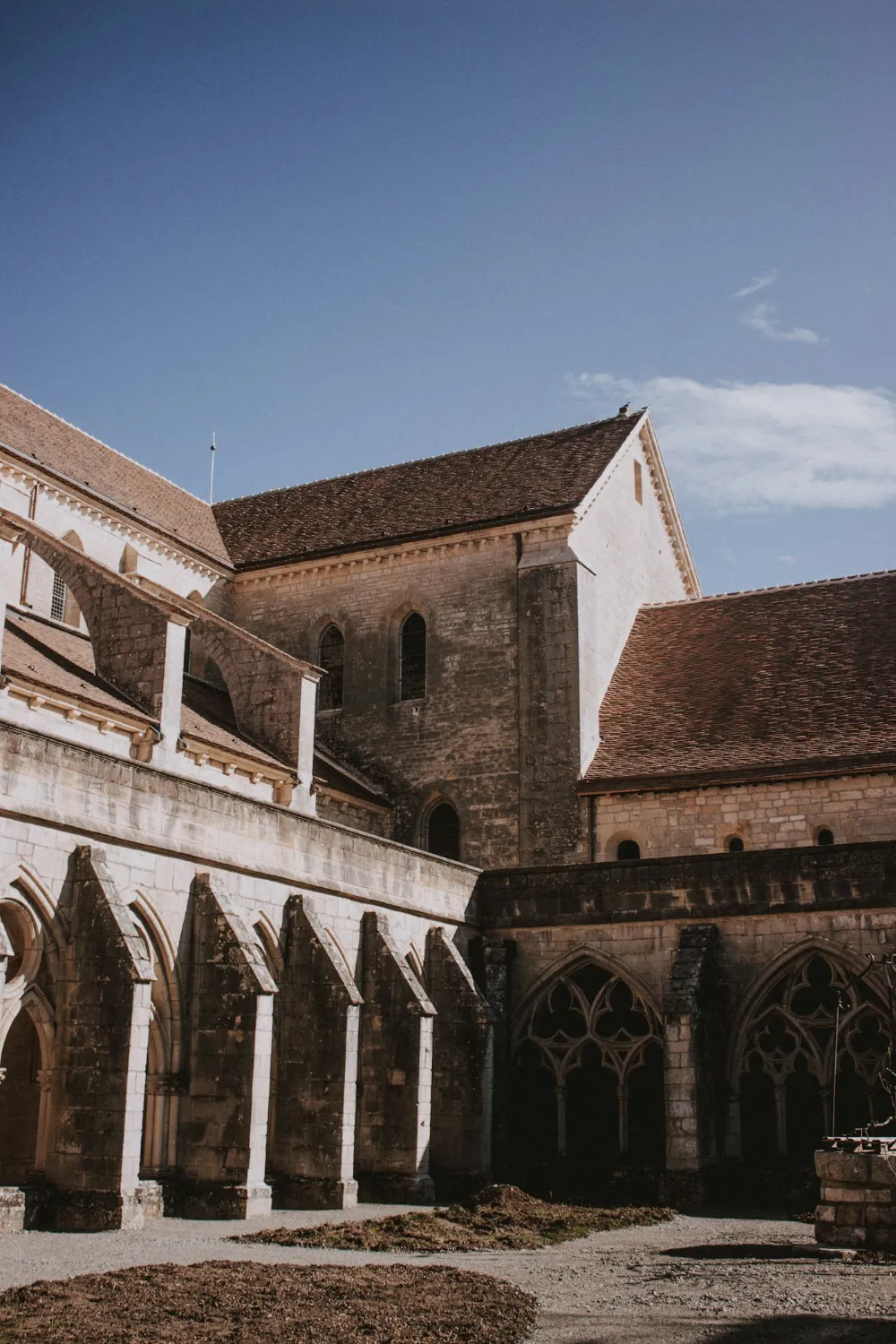 Abbaye et son cloître sous un ciel bleu